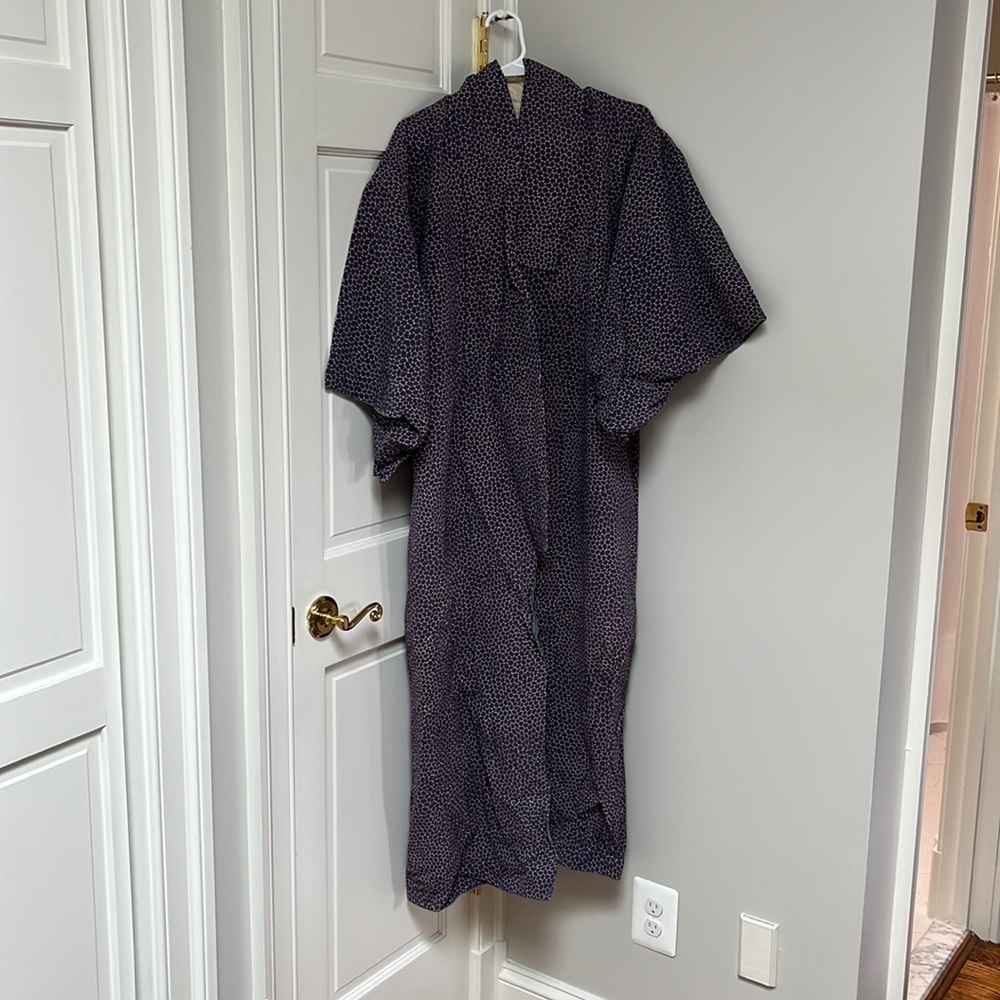Authentic vintage 100% pure silk kimono sources from Japan